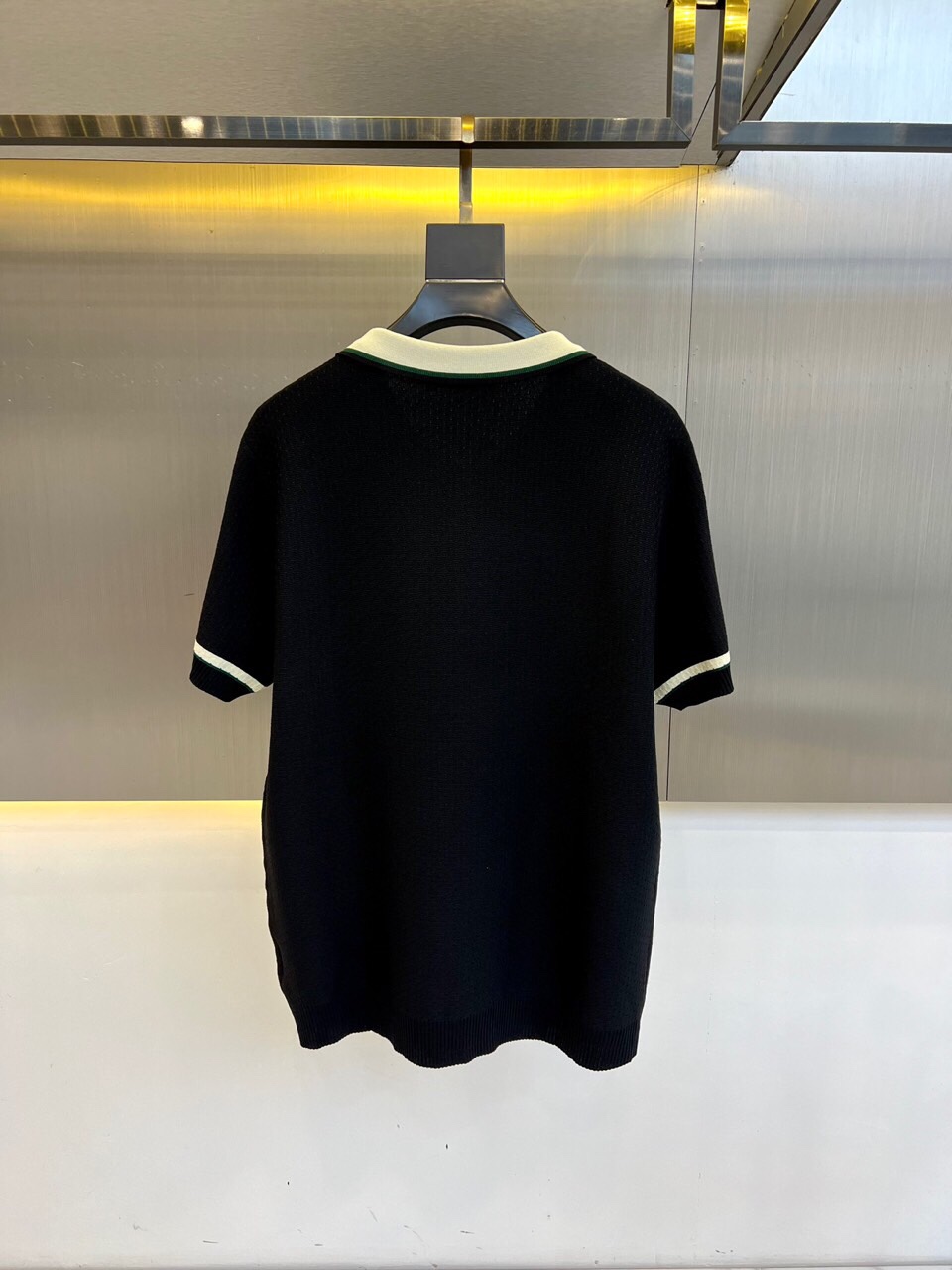 
lP🆕|海岛棉半拉链翻领T恤。衣身上是钩花图案，经典POLO领设计，衣服触感柔软亲肤，视觉上很精致、有