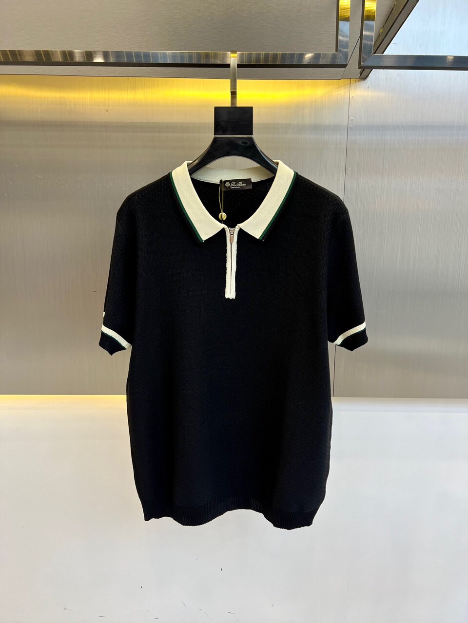 NO:513572,LP| Island cotton semi-zipper lapel T-shirt. The body is crochet pattern, and the classic POLO collar design. The clothes feel soft and skin-friendly. They are visually exquisite, textured, noble, very simple and very quality. They can be used as an inner layer in early spring, and can be worn alone in summer, which can be matched in various forms. The collision of colors and art, and the unique neutral tones instantly illuminate your overall shape. The lapel design that combines classic and fashion, matched with eye-catching semi-zippers to show a unique taste and fashion attitude, simple without losing style. Just be business and casual, versatile and not picky!  48-56 (model 173, 143 catties upper body 50 sizes), loro piana,tees, t-shirt,alexander wang19860909LP|海岛棉半拉链翻领T恤.衣身上是钩花图案,经典POLO领设计,衣服触感柔软亲肤,视觉上很精致、有质感、高贵,非常简单也很显品质.早春可作为内搭,夏季可单独穿着,可以搭配出多种形式.色彩与艺术的碰撞,独特的中性色调,瞬间点亮你的整体造型,经典与时尚融合的翻领设计,搭配醒目半拉链,彰显独特品味与时尚态度,简约而不失格调.商务休闲俩即可,百搭不挑！48-56（模特173,143斤上身50码）,,loro piana,tees，t-shirt,alexander wang,Men's clothing