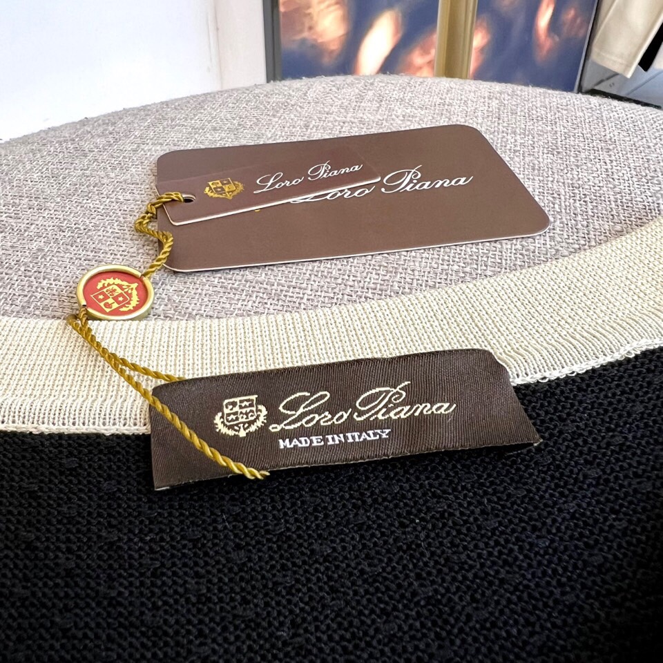 
lP🆕|海岛棉半拉链翻领T恤。衣身上是钩花图案，经典POLO领设计，衣服触感柔软亲肤，视觉上很精致、有