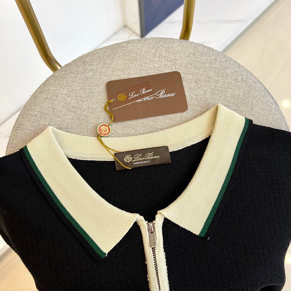 
lP🆕|海岛棉半拉链翻领T恤。衣身上是钩花图案，经典POLO领设计，衣服触感柔软亲肤，视觉上很精致、有