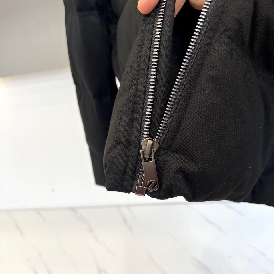 
Zegna杰尼亚、25FW秋冬新款休闲百搭保暖简约立领羽绒服，新款羽绒服，这款短款羽绒外套采用创新的再