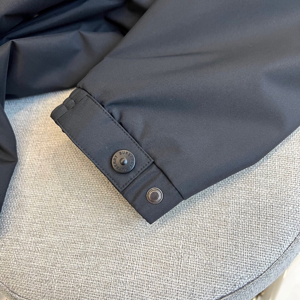 
Bur巴宝莉、25FW男士连帽棉服男装外套，可商务可休闲日常穿搭！上身修饰身形、将时装美学和新都市商务