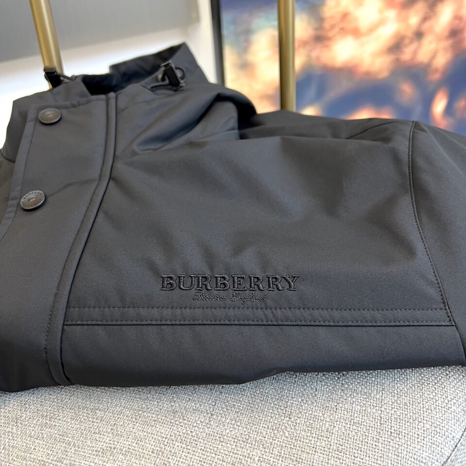 
Bur巴宝莉、25FW男士连帽棉服男装外套，可商务可休闲日常穿搭！上身修饰身形、将时装美学和新都市商务