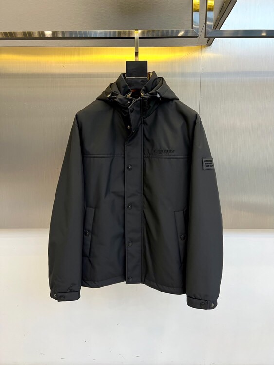 NO:513576,Burberry, 25FW men's hooded cotton jacket, men's jacket, business and casual daily outfits!  The upper body modifies the body and perfectly combines fashion aesthetics with the concept of new urban business and leisure. The Italian minimalist, capable and outdoor functional style are the ultimate interpretation, both solemn and harmonious, creating a unique styling item. The overall outline tends to be simple, with a rather unique and elegant detail treatment, enriching the overall vision. The wardrobe business and leisure are excellent and high attendance rate!  It is hard to come by!  48-56 (please report height and weight by placing an order), burberry, burberry, jackets & coats, hats, alexander wang19860909Bur巴宝莉、25FW男士连帽棉服男装外套,可商务可休闲日常穿搭！上身修饰身形、将时装美学和新都市商务休闲概念完美融合,通体将意式的极简、干练和户外功能性风格极致诠释,亦庄亦谐,塑造出别具一格的造型单品,整体轮廓趋于简约风格,颇为个性且雅痞的细节处理,丰富了整体视觉.衣橱商务休闲绝佳的高出勤率！可遇而不可求！48-56（下单请报身高体重）,,burberry,burberry,jackets & coats,hats,alexander wang,Men's clothing