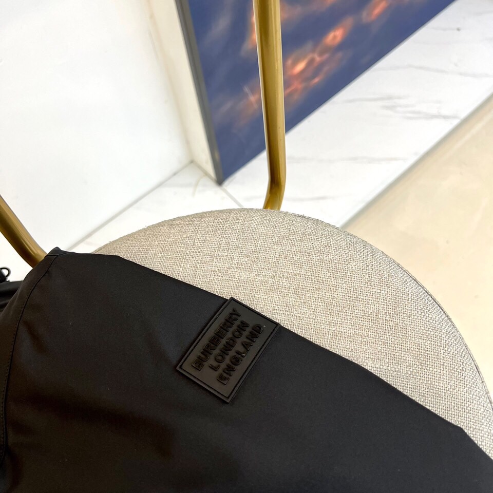 
Bur巴宝莉、25FW男士连帽棉服男装外套，可商务可休闲日常穿搭！上身修饰身形、将时装美学和新都市商务