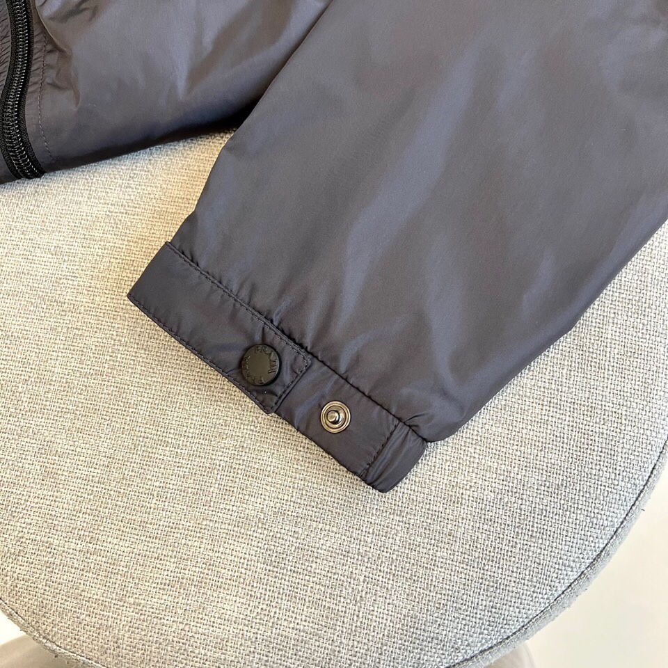 
Prad普拉、25FW新品 经典款Re Nylon夹克 男装再生尼龙连帽夹克。
洁，细节精致，饰有珐琅