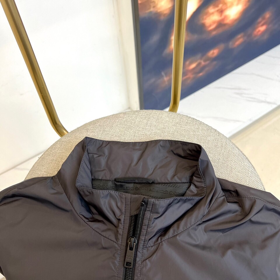 
Prad普拉、25FW新品 经典款Re Nylon夹克 男装再生尼龙连帽夹克。
洁，细节精致，饰有珐琅