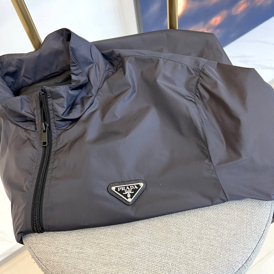 
Prad普拉、25FW新品 经典款Re Nylon夹克 男装再生尼龙连帽夹克。
洁，细节精致，饰有珐琅