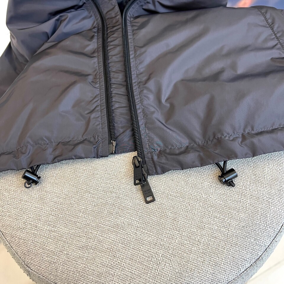 
Prad普拉、25FW新品 经典款Re Nylon夹克 男装再生尼龙连帽夹克。
洁，细节精致，饰有珐琅
