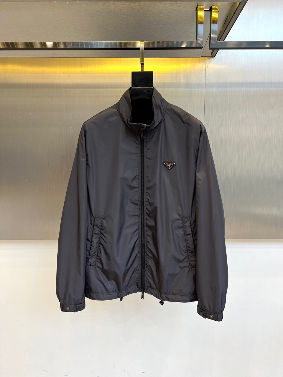 
Prad普拉、25FW新品 经典款Re Nylon夹克 男装再生尼龙连帽夹克。
洁，细节精致，饰有珐琅