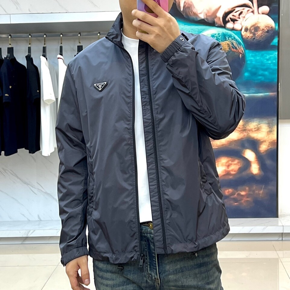 
Prad普拉、25FW新品 经典款Re Nylon夹克 男装再生尼龙连帽夹克。
洁，细节精致，饰有珐琅