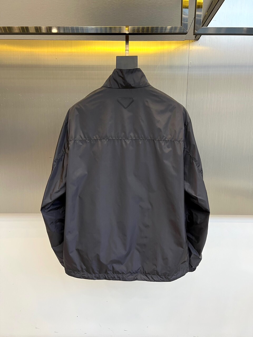 
Prad普拉、25FW新品 经典款Re Nylon夹克 男装再生尼龙连帽夹克。
洁，细节精致，饰有珐琅