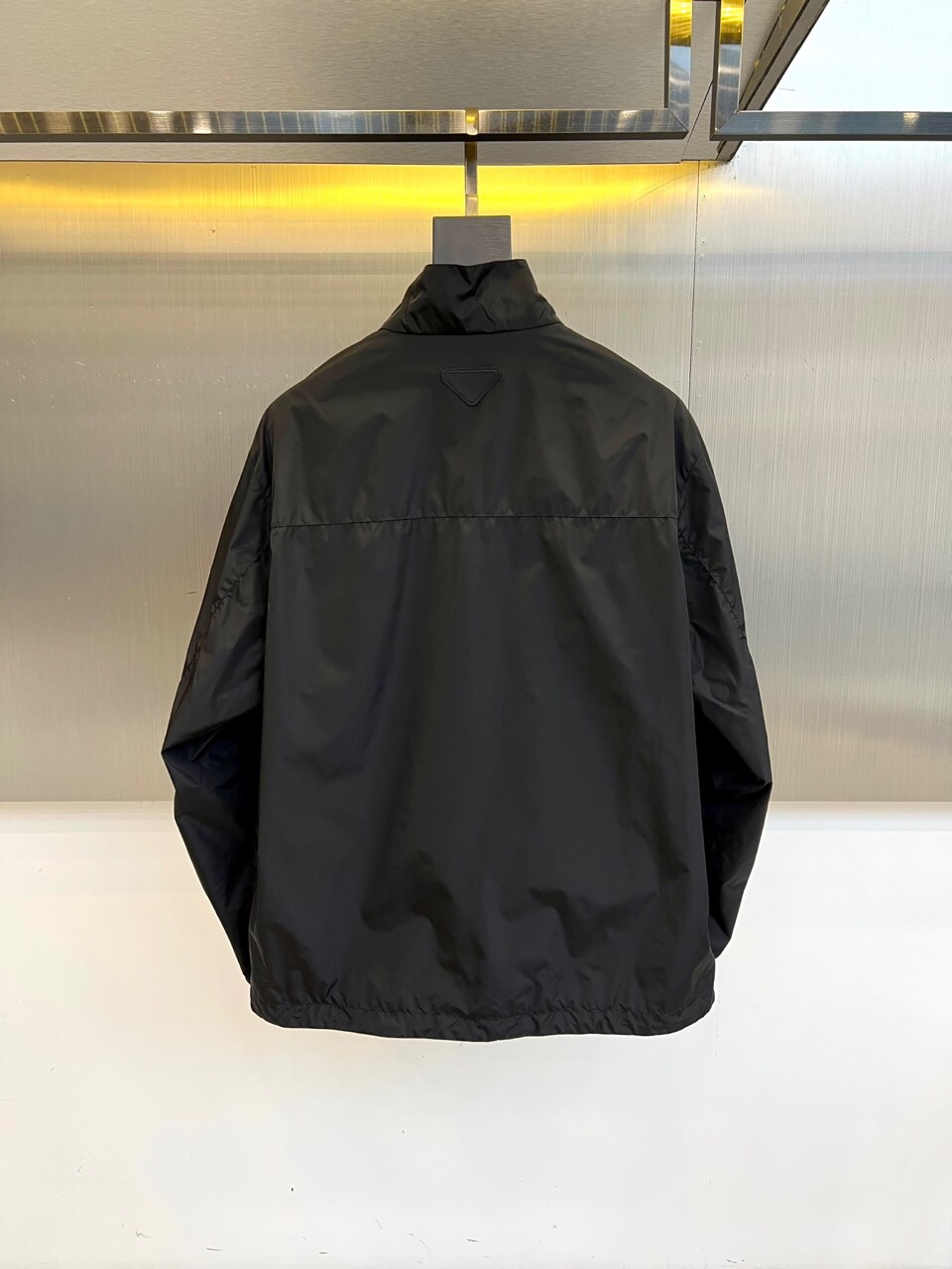 
Prad普拉、25FW新品 经典款Re Nylon夹克 男装再生尼龙连帽夹克。
洁，细节精致，饰有珐琅