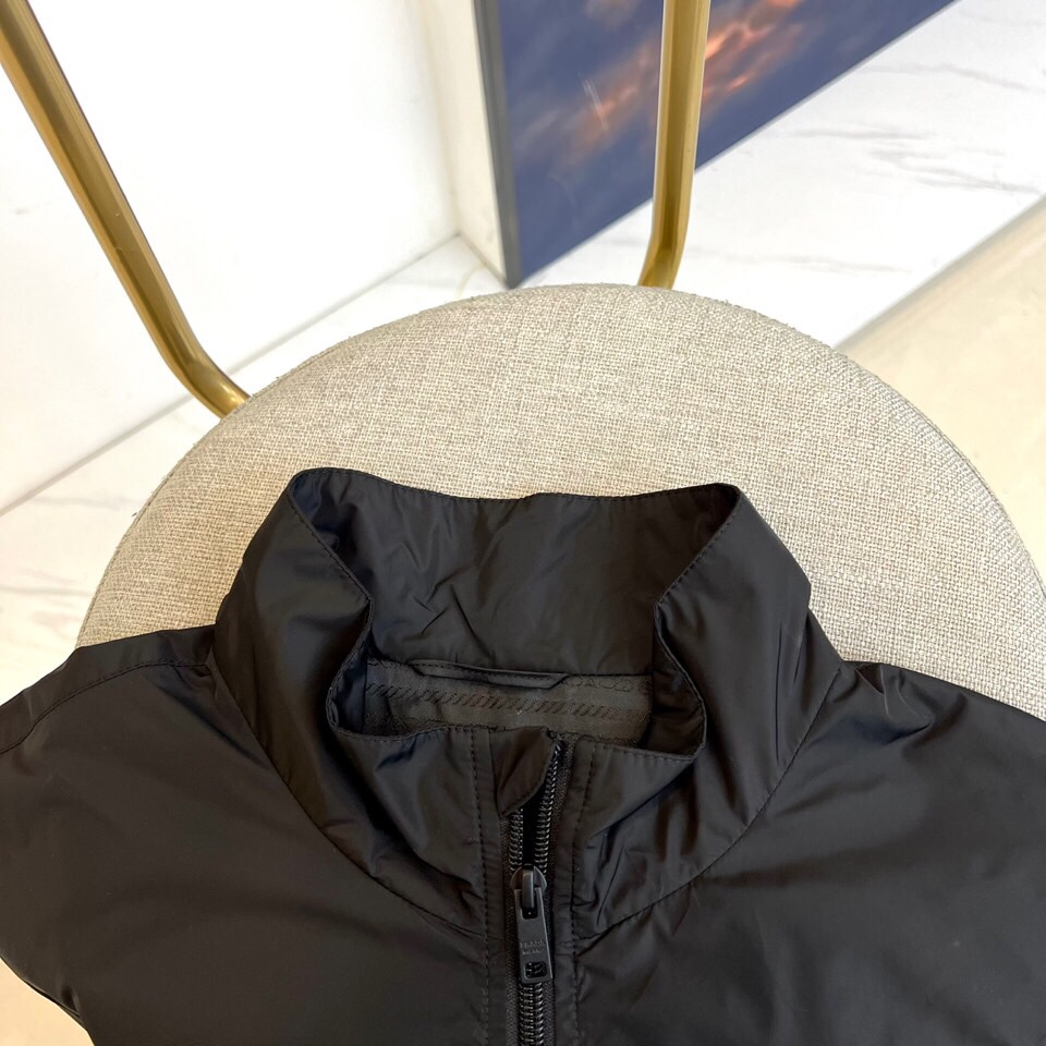 
Prad普拉、25FW新品 经典款Re Nylon夹克 男装再生尼龙连帽夹克。
洁，细节精致，饰有珐琅
