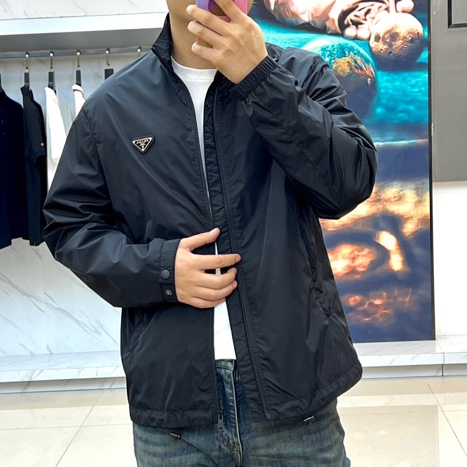 
Prad普拉、25FW新品 经典款Re Nylon夹克 男装再生尼龙连帽夹克。
洁，细节精致，饰有珐琅