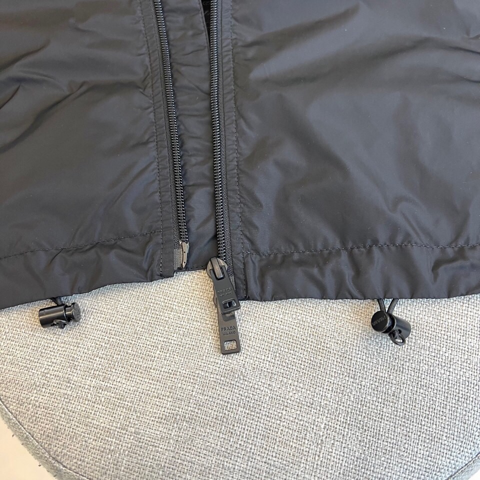 
Prad普拉、25FW新品 经典款Re Nylon夹克 男装再生尼龙连帽夹克。
洁，细节精致，饰有珐琅