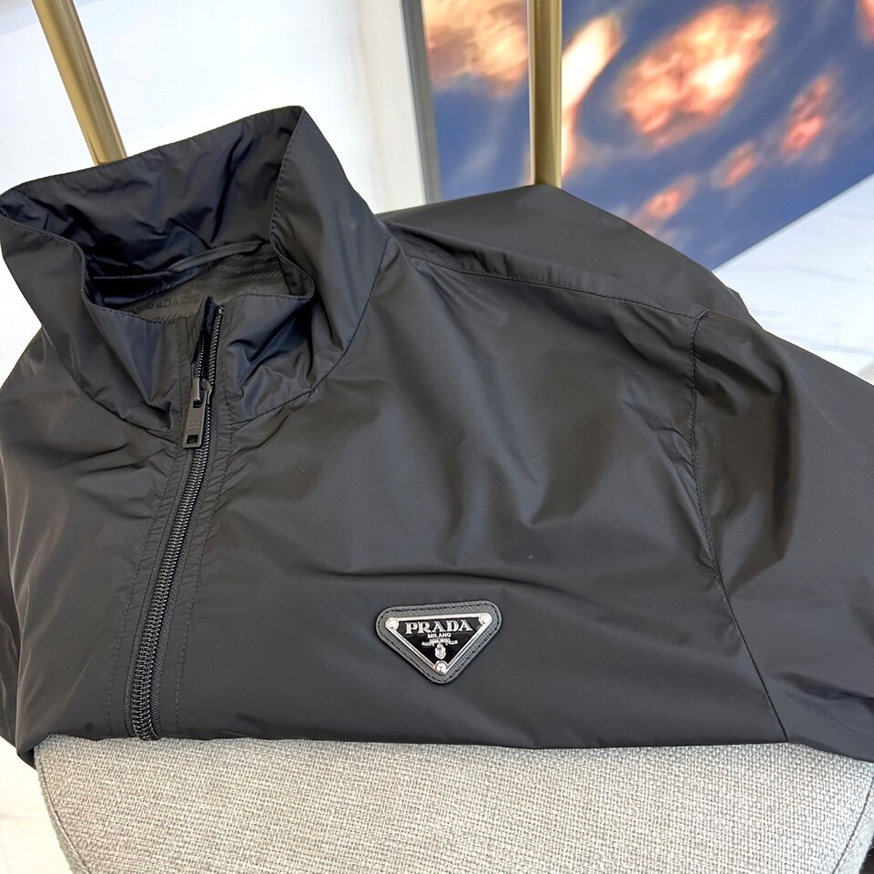 
Prad普拉、25FW新品 经典款Re Nylon夹克 男装再生尼龙连帽夹克。
洁，细节精致，饰有珐琅