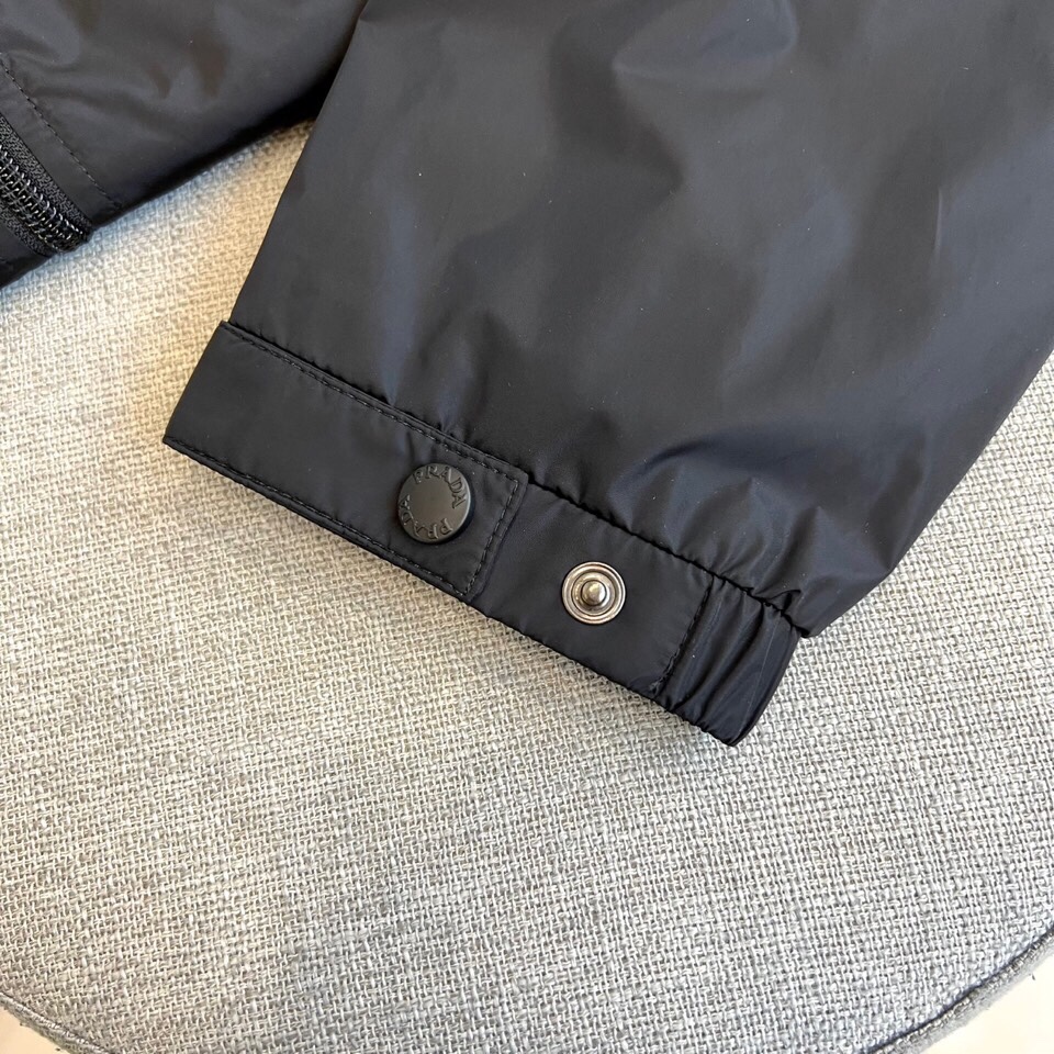 
Prad普拉、25FW新品 经典款Re Nylon夹克 男装再生尼龙连帽夹克。
洁，细节精致，饰有珐琅