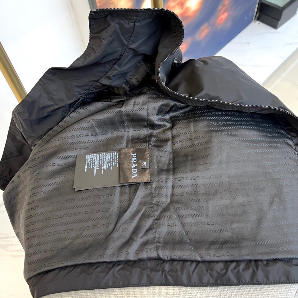 
Prad普拉、25FW新品 经典款Re Nylon夹克 男装再生尼龙连帽夹克。
洁，细节精致，饰有珐琅