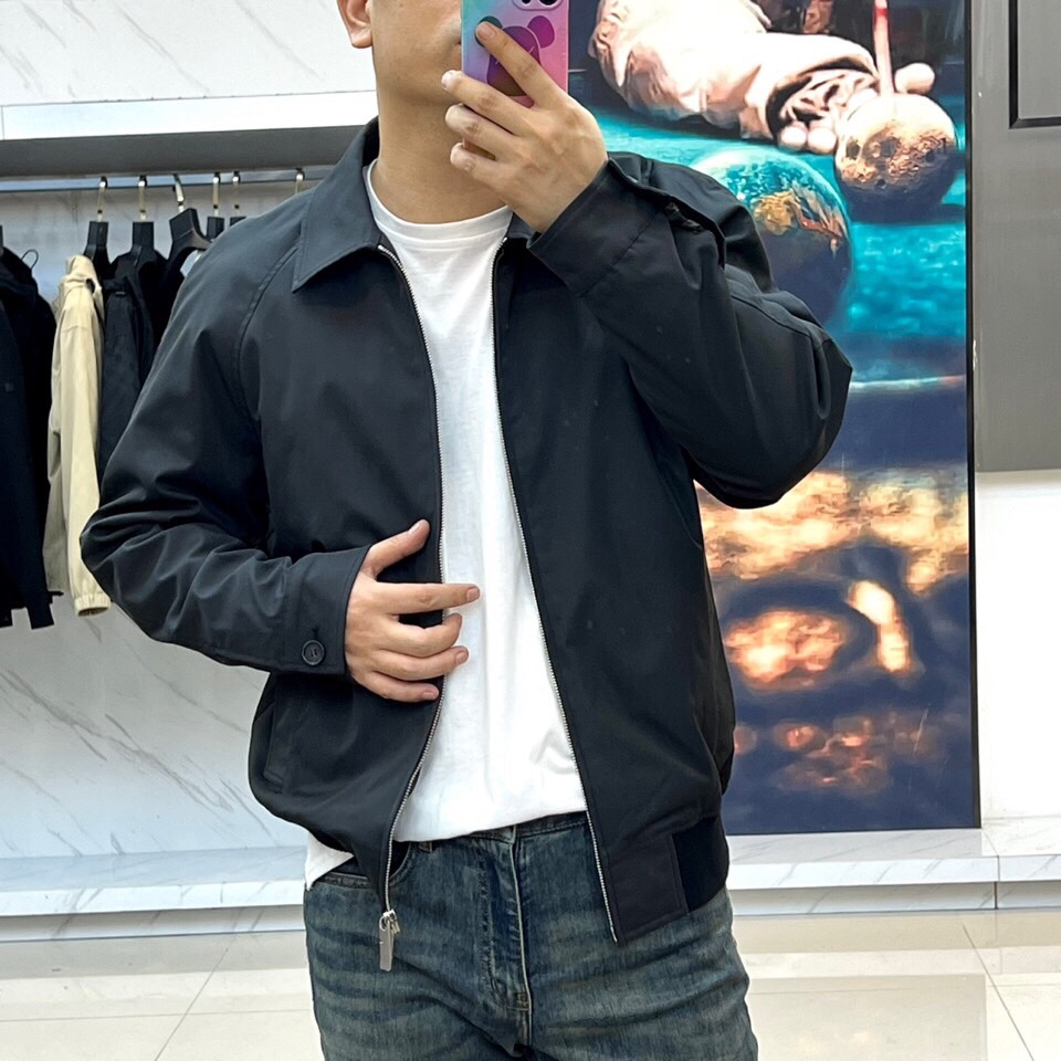 
Bur巴宝莉、25FW秋冬男装 嘎巴甸哈林顿外套，夹棉/薄棉。哈林顿外套，选用意大利精纺棉质嘎巴甸面料