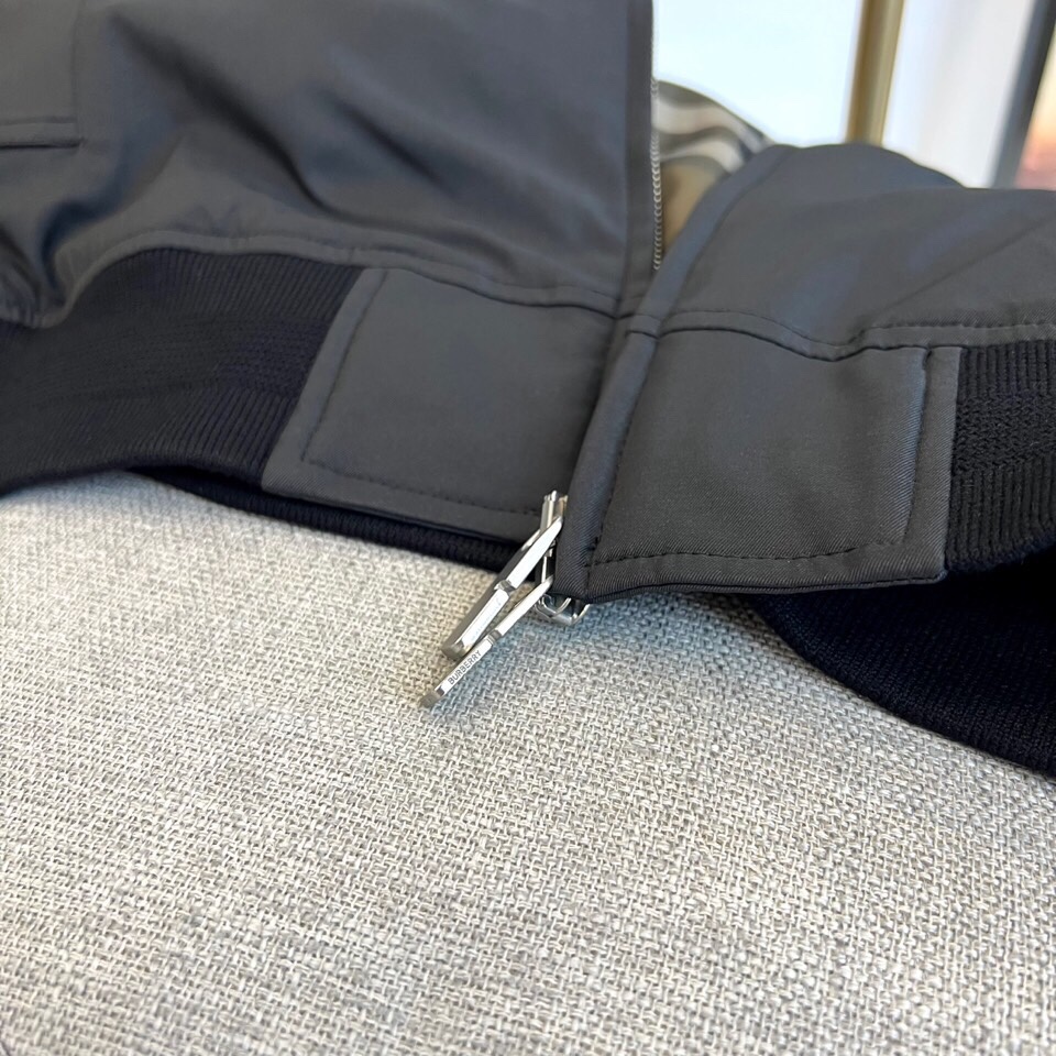 
Bur巴宝莉、25FW秋冬男装 嘎巴甸哈林顿外套，夹棉/薄棉。哈林顿外套，选用意大利精纺棉质嘎巴甸面料