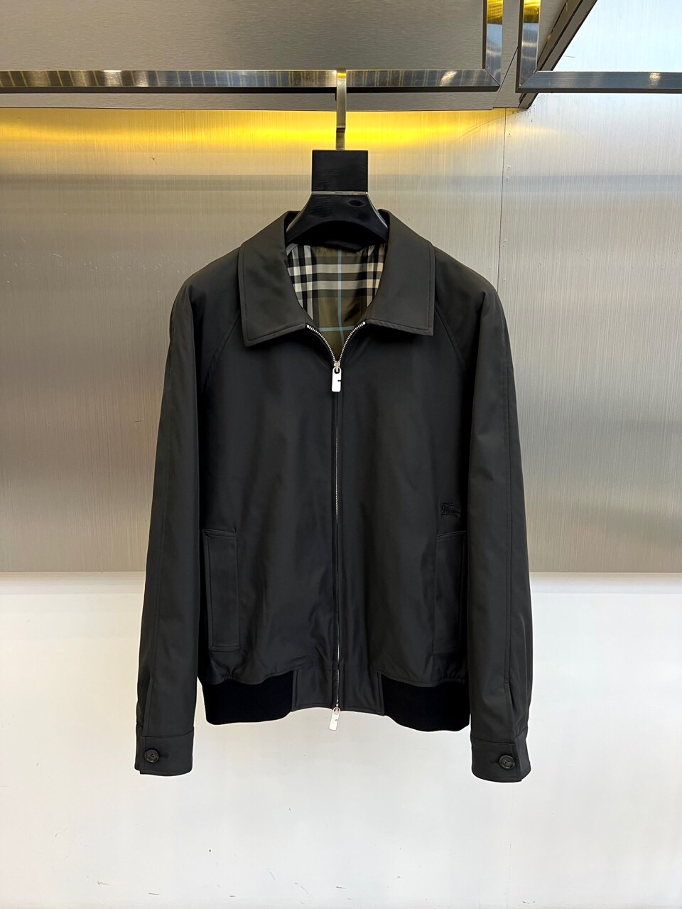 
Bur巴宝莉、25FW秋冬男装 嘎巴甸哈林顿外套，夹棉/薄棉。哈林顿外套，选用意大利精纺棉质嘎巴甸面料