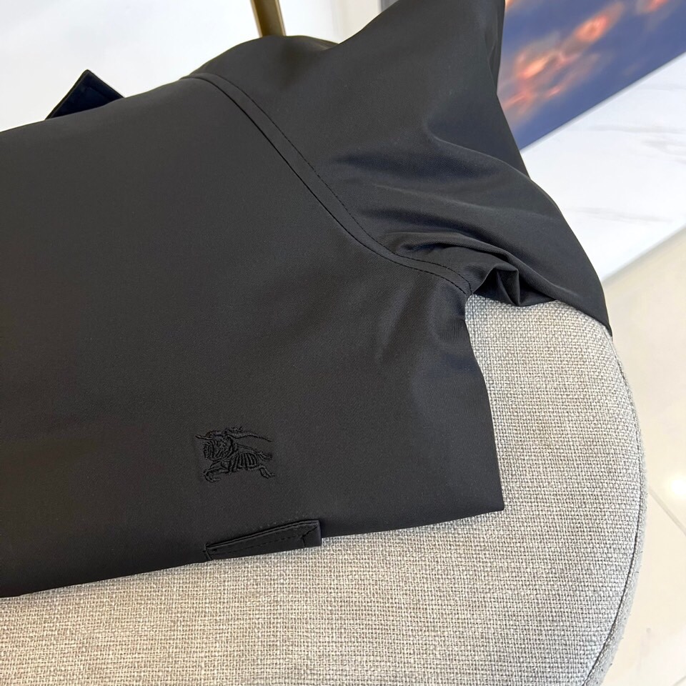 
Bur巴宝莉、25FW秋冬男装 嘎巴甸哈林顿外套，夹棉/薄棉。哈林顿外套，选用意大利精纺棉质嘎巴甸面料