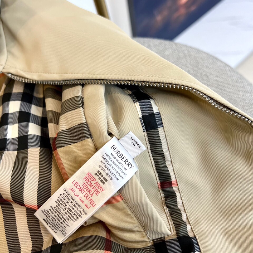 
Bur巴宝莉、25FW秋冬男装 嘎巴甸哈林顿外套，夹棉/薄棉。哈林顿外套，选用意大利精纺棉质嘎巴甸面料