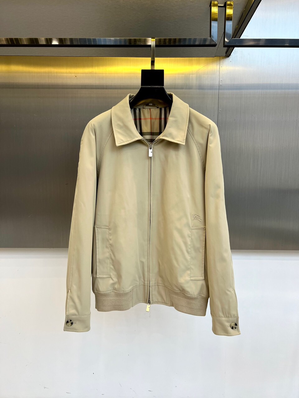 
Bur巴宝莉、25FW秋冬男装 嘎巴甸哈林顿外套，夹棉/薄棉。哈林顿外套，选用意大利精纺棉质嘎巴甸面料