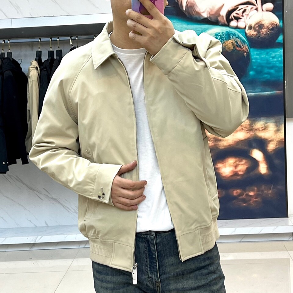 
Bur巴宝莉、25FW秋冬男装 嘎巴甸哈林顿外套，夹棉/薄棉。哈林顿外套，选用意大利精纺棉质嘎巴甸面料