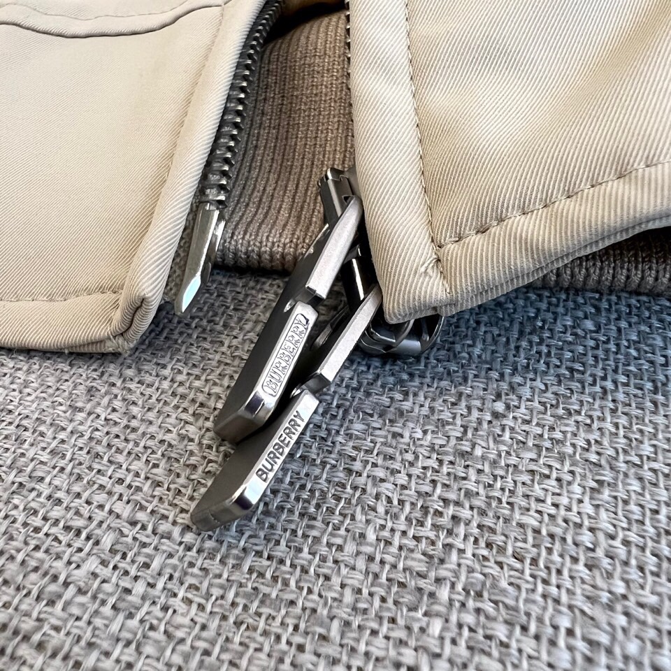 
Bur巴宝莉、25FW秋冬男装 嘎巴甸哈林顿外套，夹棉/薄棉。哈林顿外套，选用意大利精纺棉质嘎巴甸面料