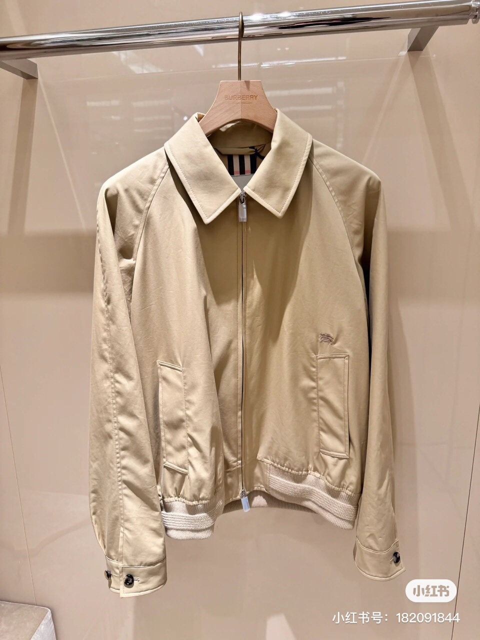 NO:513582,Burberry, 25FW autumn and winter men's clothing Gabaden Harrington jacket, cotton/thin cotton. Harrington jacket, made of Italian worsted cotton Gabaden fabric, matched with Burberry checked lining. It presents a casual style and embroidered with the same color Equestrian Knight logo (EKD) embroidery. From Burberry's classic series, it interprets the essential styles of the wardrobe in a distinct brand style. Two-way zipper opening and closing side pockets Rib knitted hem single-button cuffs Equestrian Knight logo (EKD) embroidered on the front. Burberry checked lining and collar bottom. 48-56 (please report height and weight if you place an order), burberry, burberry, jackets & coats, alexander wang19860909Bur巴宝莉、25FW秋冬男装 嘎巴甸哈林顿外套,夹棉/薄棉.哈林顿外套,选用意大利精纺棉质嘎巴甸面料打造,搭配 Burberry 格纹内衬.呈现休闲版型,点缀同色系马术骑士徽标(EKD)刺绣.来自Burberry经典之作系列,以鲜明品牌风格诠释衣橱必备款式. 双向拉链开合贴边侧袋 罗纹针织衣摆单扣式袖口 正面点缀马术骑士徽标(EKD)刺绣 Burberry 格纹内衬和领底. 48-56（下单请报身高体重）,,burberry,burberry,jackets & coats,alexander wang,Men's clothing