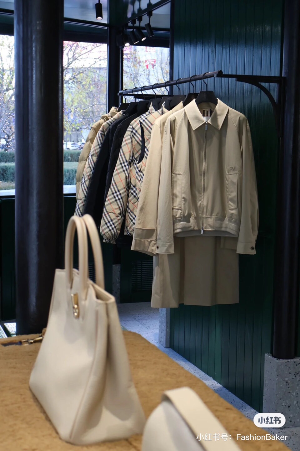 
Bur巴宝莉、25FW秋冬男装 嘎巴甸哈林顿外套，夹棉/薄棉。哈林顿外套，选用意大利精纺棉质嘎巴甸面料