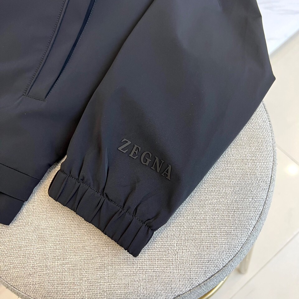 
Zenga杰尼亚、Z亚家2025新款胸前口袋防风商务休闲翻领夹克外套。时尚立领设计男士外套，时尚休闲外