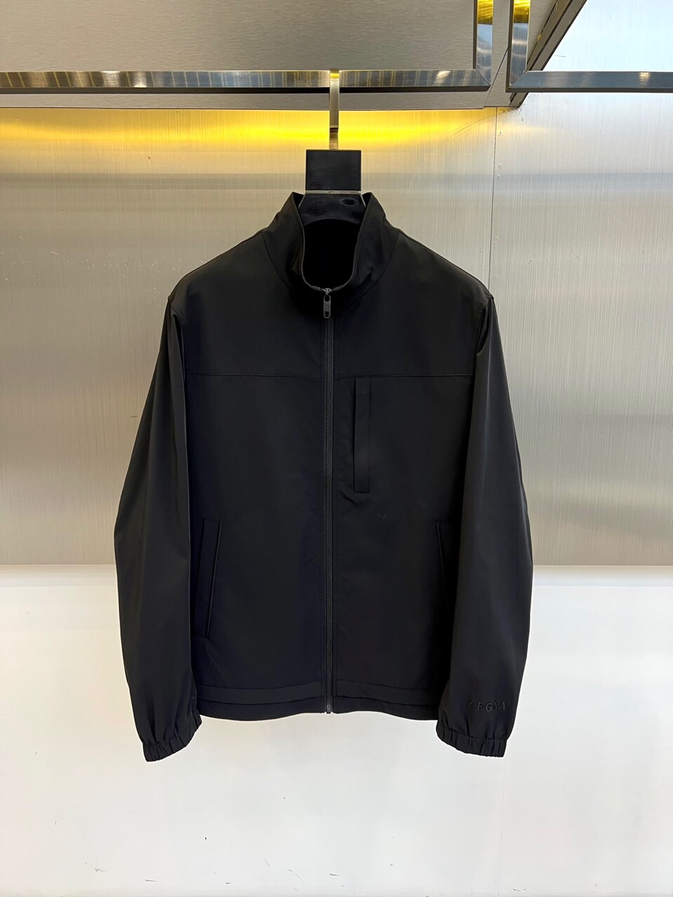 NO:513586,Zenga Zyajia 2025 new chest pocket windproof business casual lapel jacket jacket. Fashion stand-up collar design men's jacket, fashionable casual jacket jacket, high-end top comfortable fabric, the texture is very high-end and delicate, both business and casual styles, versatile styles are suitable for all occasions, and anyone can easily control it!  48-56 (model 173, 143 catties upper body 50 sizes), zegna, jackets & coats, jackets & coats, alexander wang19860909Zenga杰尼亚、Z亚家2025新款胸前口袋防风商务休闲翻领夹克外套.时尚立领设计男士外套,时尚休闲外套夹克 ,采用高档顶级舒适面料面料的质感很高档细腻,商务休闲兼备款,款式百搭适合各种场合 ,任何人都可以轻松驾驭！48-56（模特173,143斤上身50码）,,zegna,jackets & coats,jackets & coats,alexander wang,Men's clothing