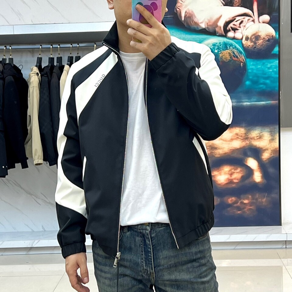 
Gucc古驰、25FW活力动感撞色跑道廓形休闲网眼内里运动拉链薄棉/夹棉外套。Gucci复古标识贴饰轻