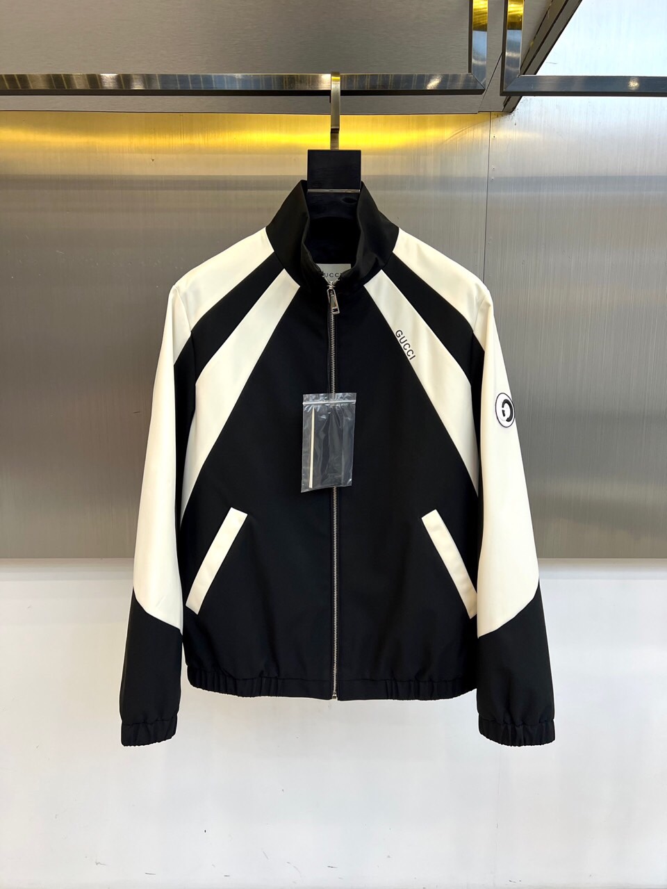 
Gucc古驰、25FW活力动感撞色跑道廓形休闲网眼内里运动拉链薄棉/夹棉外套。Gucci复古标识贴饰轻
