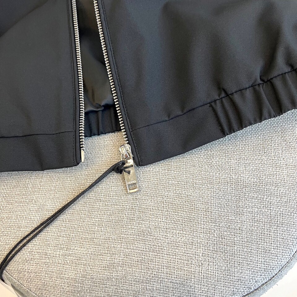 
Gucc古驰、25FW活力动感撞色跑道廓形休闲网眼内里运动拉链薄棉/夹棉外套。Gucci复古标识贴饰轻