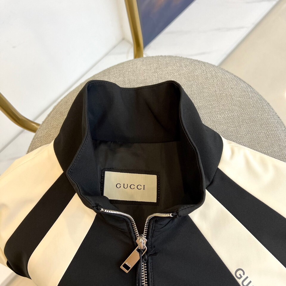 
Gucc古驰、25FW活力动感撞色跑道廓形休闲网眼内里运动拉链薄棉/夹棉外套。Gucci复古标识贴饰轻