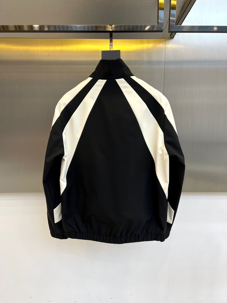 
Gucc古驰、25FW活力动感撞色跑道廓形休闲网眼内里运动拉链薄棉/夹棉外套。Gucci复古标识贴饰轻