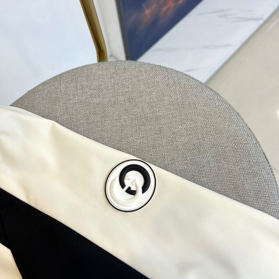 
Gucc古驰、25FW活力动感撞色跑道廓形休闲网眼内里运动拉链薄棉/夹棉外套。Gucci复古标识贴饰轻