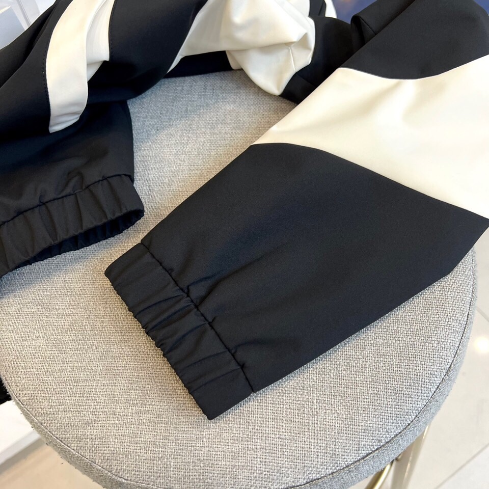 
Gucc古驰、25FW活力动感撞色跑道廓形休闲网眼内里运动拉链薄棉/夹棉外套。Gucci复古标识贴饰轻