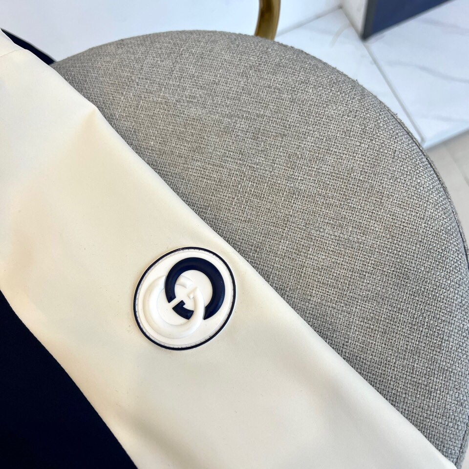 
Gucc古驰、25FW活力动感撞色跑道廓形休闲网眼内里运动拉链薄棉/夹棉外套。Gucci复古标识贴饰轻