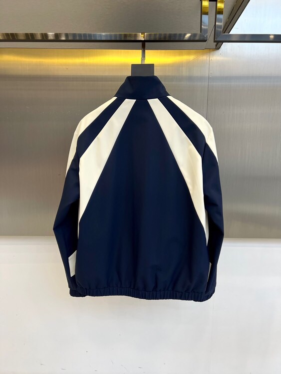 
Gucc古驰、25FW活力动感撞色跑道廓形休闲网眼内里运动拉链薄棉/夹棉外套。Gucci复古标识贴饰轻