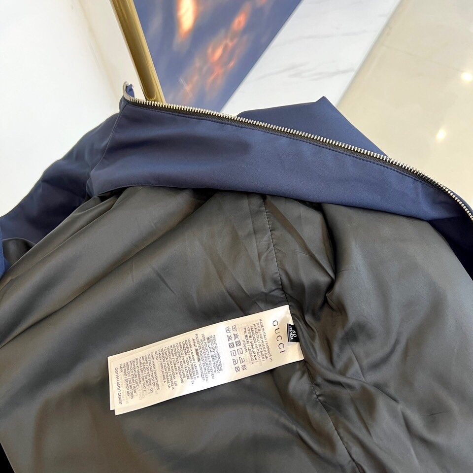 
Gucc古驰、25FW活力动感撞色跑道廓形休闲网眼内里运动拉链薄棉/夹棉外套。Gucci复古标识贴饰轻