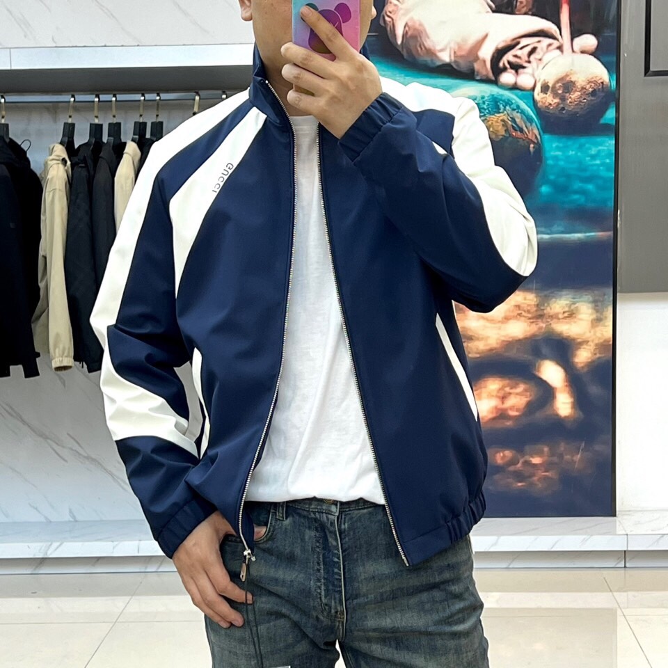 
Gucc古驰、25FW活力动感撞色跑道廓形休闲网眼内里运动拉链薄棉/夹棉外套。Gucci复古标识贴饰轻