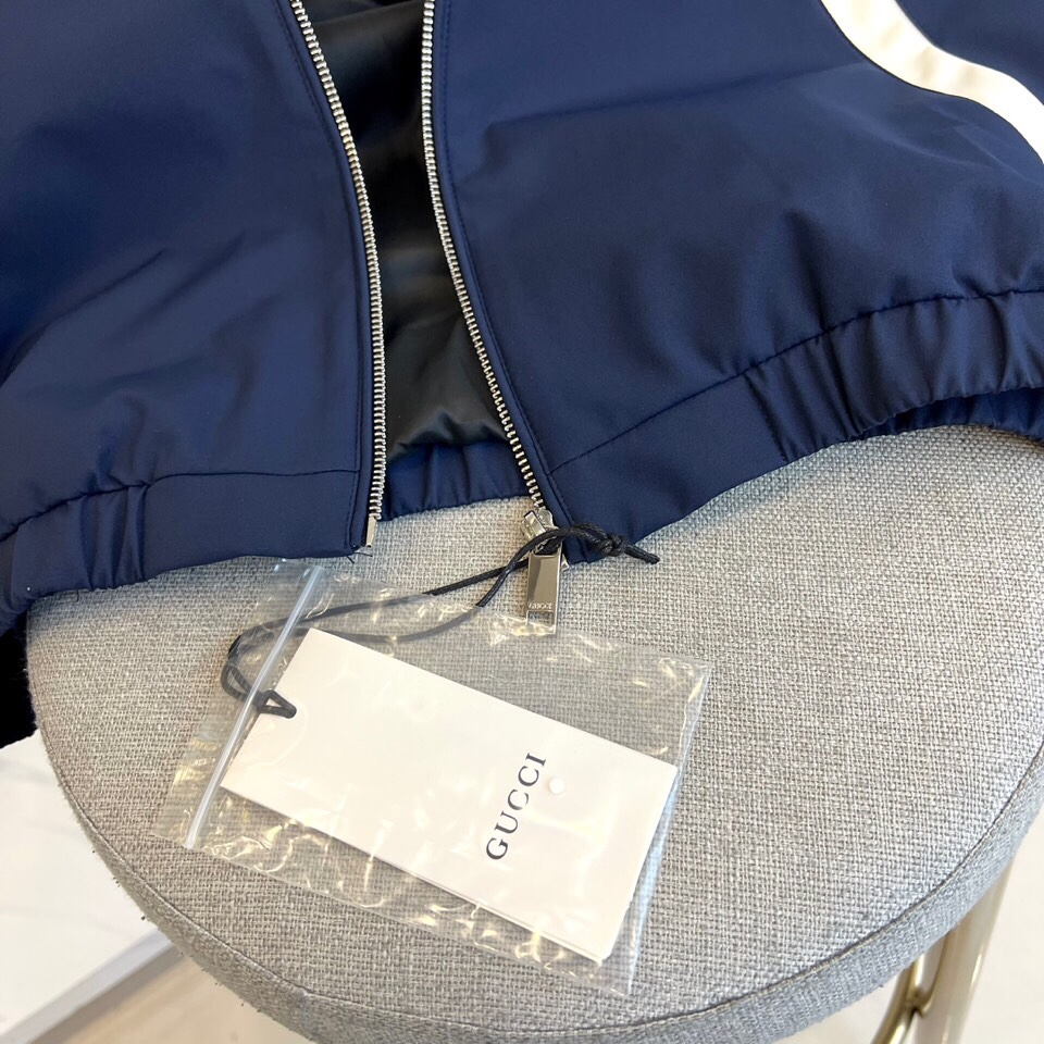 
Gucc古驰、25FW活力动感撞色跑道廓形休闲网眼内里运动拉链薄棉/夹棉外套。Gucci复古标识贴饰轻