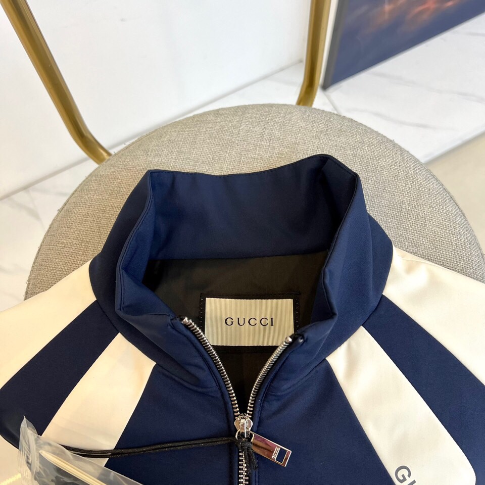 
Gucc古驰、25FW活力动感撞色跑道廓形休闲网眼内里运动拉链薄棉/夹棉外套。Gucci复古标识贴饰轻