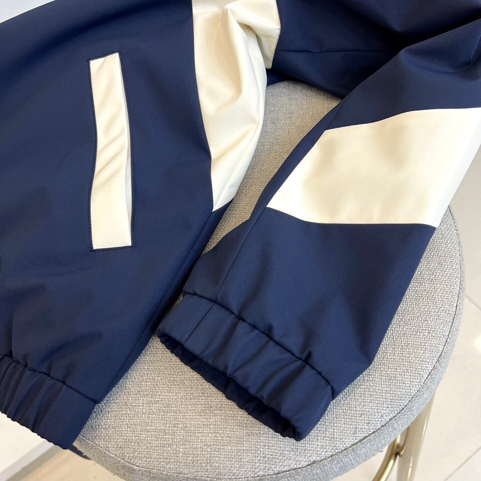 
Gucc古驰、25FW活力动感撞色跑道廓形休闲网眼内里运动拉链薄棉/夹棉外套。Gucci复古标识贴饰轻