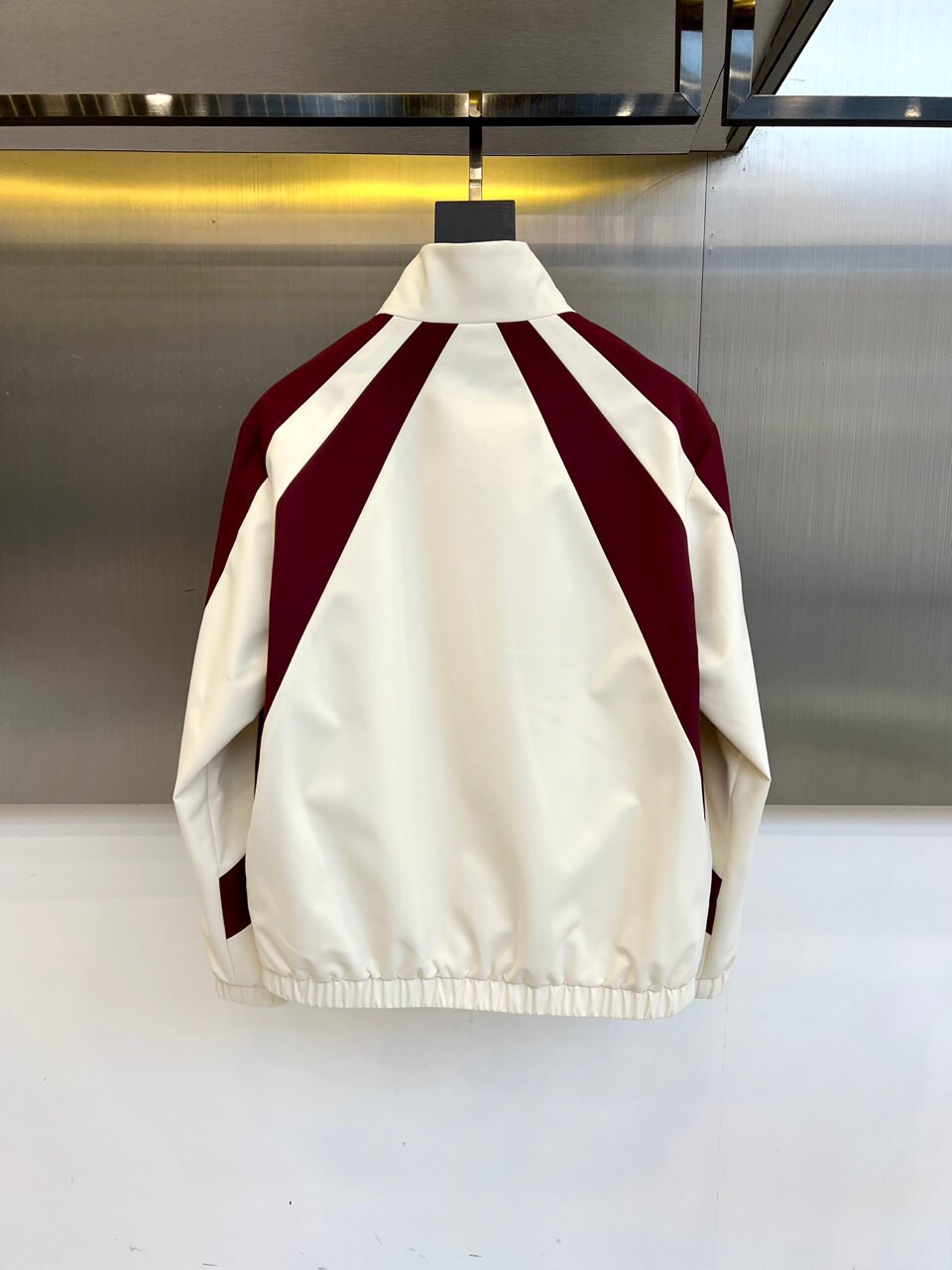 
Gucc古驰、25FW活力动感撞色跑道廓形休闲网眼内里运动拉链薄棉/夹棉外套。Gucci复古标识贴饰轻